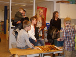 De foto's van maandagavond worden bekeken op het digibord